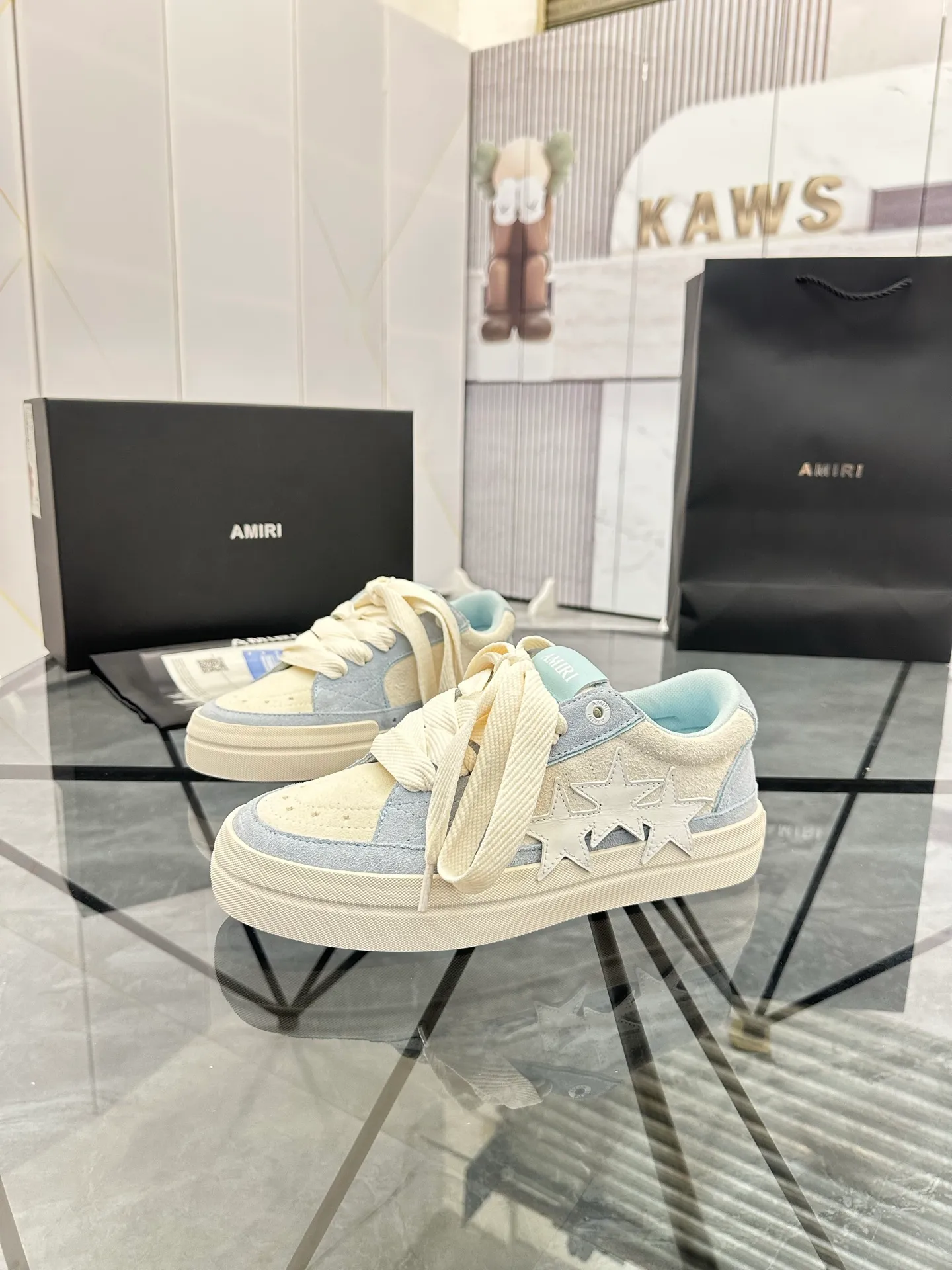 Men's shoes: 💰P600¥ Top quality in Guangzhou Product trademark: AMIRI* "Amir*" low-top casual shoes Regular size: 39-44 (can be customized to 45) Product material: Upper imported first-layer cowhide spliced ​​nubuck leather, breathable lining, original outsole. Number: 525